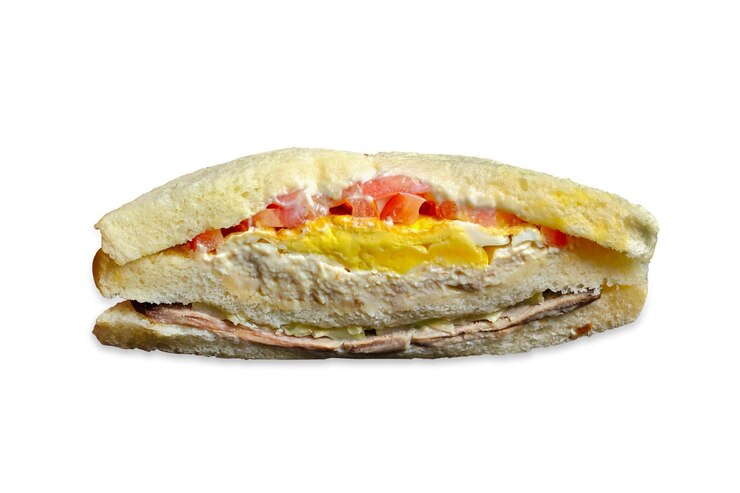 Sandwich de huevo con carne de pecho de pollo mayonesa ensalada de tomate y pan blanco casero de maíz