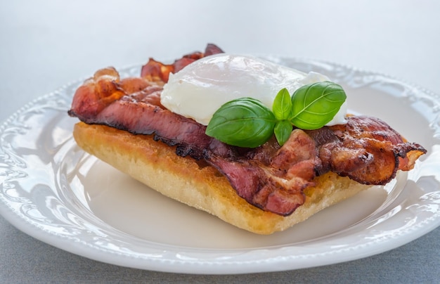 Sándwich con huevo escalfado y tocino