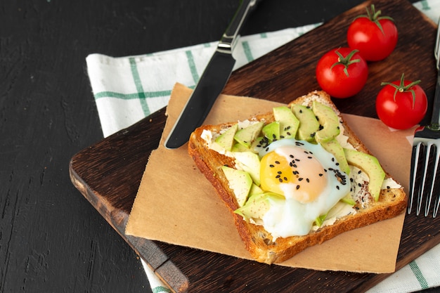 Sandwich con huevo frito y trozos de aguacate