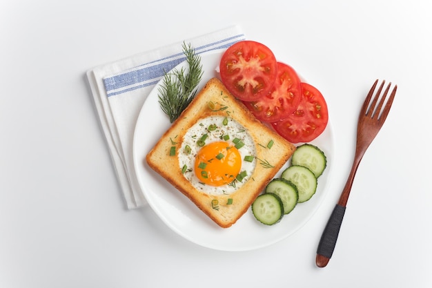 Foto sándwich de huevo y verduras frescas para un desayuno saludable tostadas integrales huevos fritos