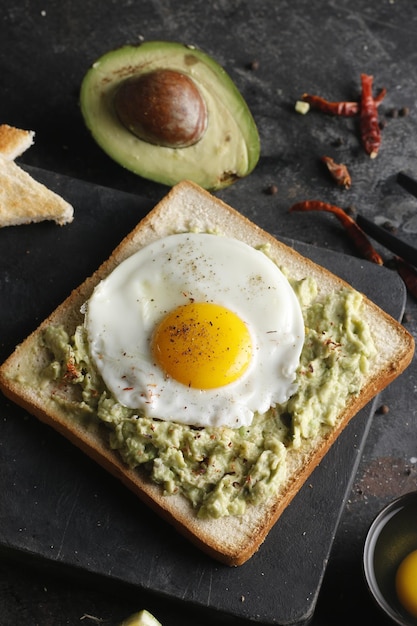 Sándwich de huevos y guacamole