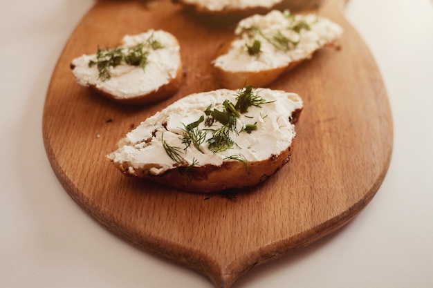 Sándwich italiano con queso en el tablero