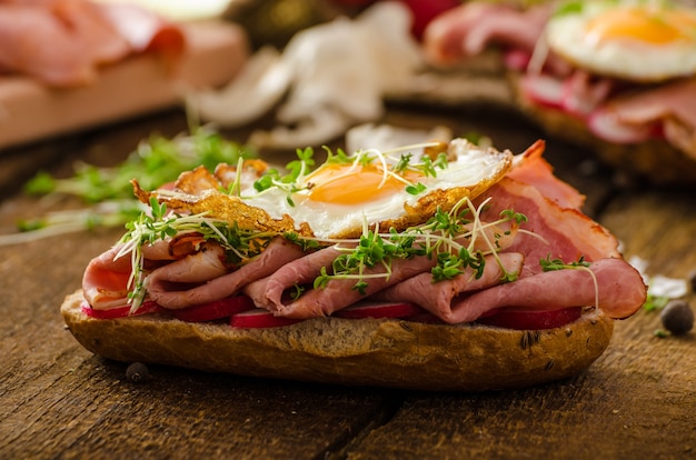 Sándwich de jamón ahumado en mesa de madera