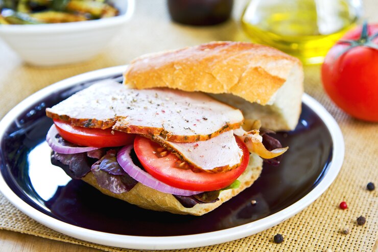 Sándwich de jamón en baguette con ingredientes frescos