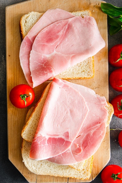 Sándwich jamón carne cerdo salchicha fresca comida saludable comida merienda dieta en la mesa copia espacio comida