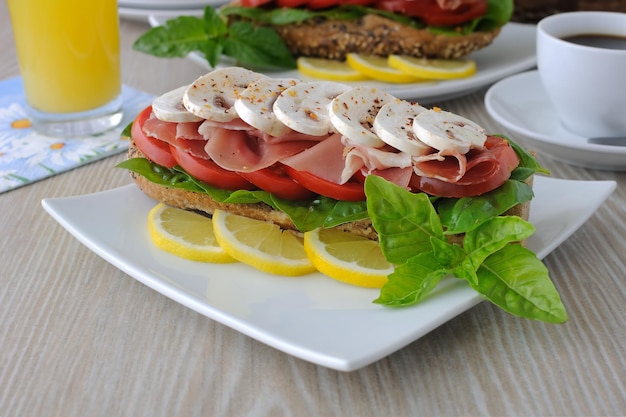 Sándwich de jamón y champiñones cerrar