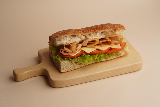 Sándwich de jamón, lechuga y tomate