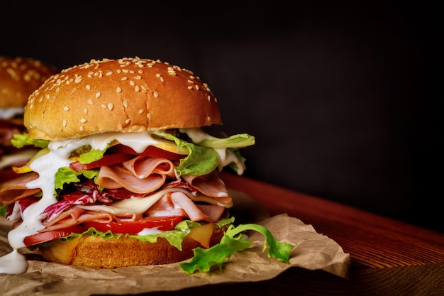 Sandwich de jamón de pavo casero con lechuga, tomate y queso