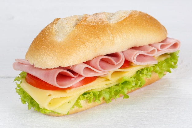 Sándwich de jamón y queso fresco sobre tabla de madera