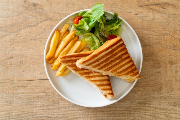 sándwich de jamón y queso con huevo y patatas fritas