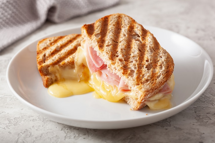 Foto sandwich de jamón y queso a la parrilla