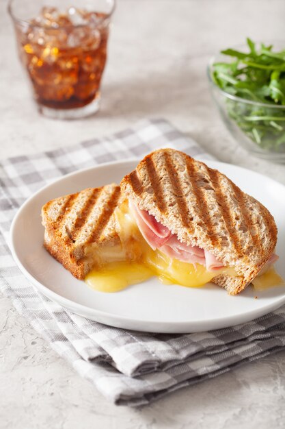 Sandwich de jamón y queso a la parrilla