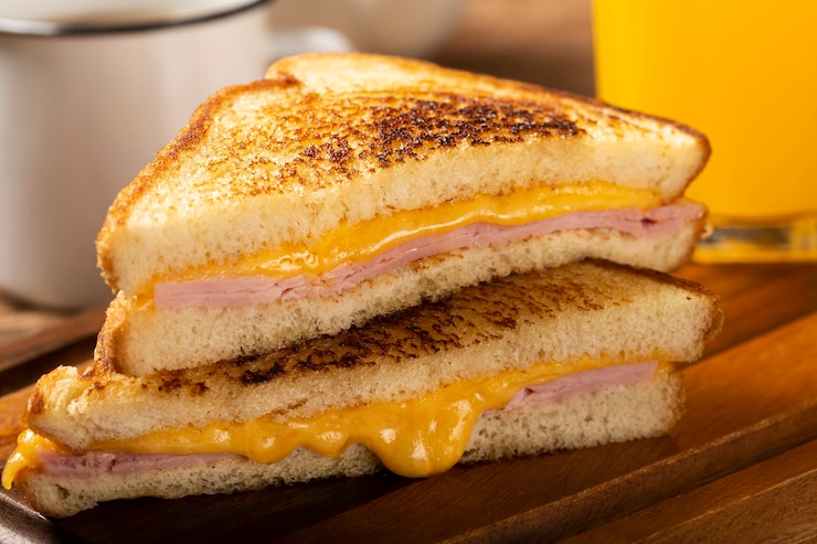 Foto sándwich de jamón y queso a la plancha con queso y jamón a la parrilla