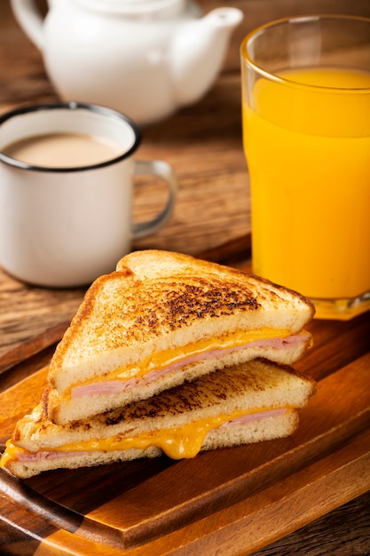 Sándwich de jamón y queso a la plancha con queso y jamón a la parrilla