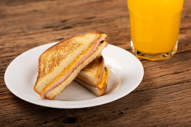 Sándwich de jamón y queso a la plancha con queso y jamón a la parrilla