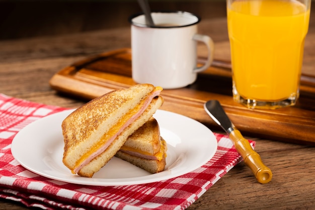 Foto sándwich de jamón y queso a la plancha con queso y jamón a la parrilla