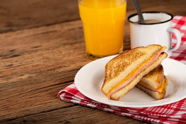 Foto sándwich de jamón y queso a la plancha con queso y jamón a la parrilla