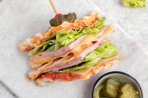 Sándwich de jamón, queso, tomate, lechuga y pan tostado