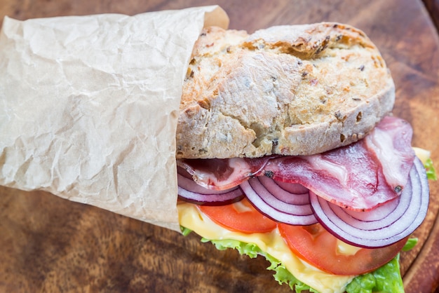 Sandwich con jamón, queso y verduras frescas.