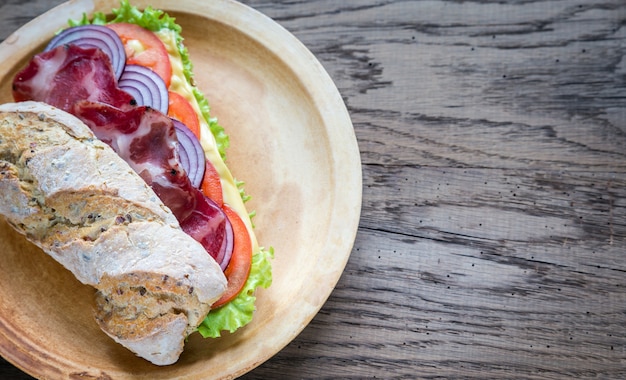 Sandwich con jamón, queso y verduras frescas.