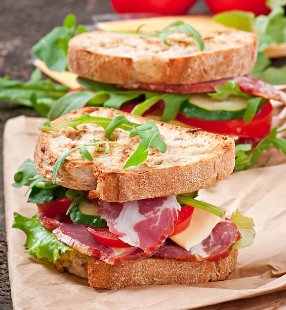 Sandwich con jamón, queso y verduras frescas.