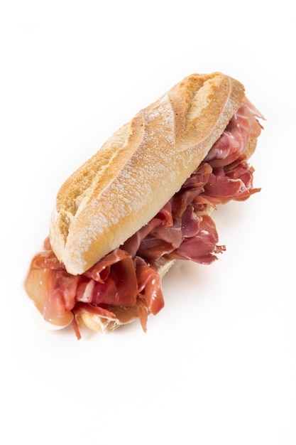 Sándwich de jamón serrano español aislado sobre fondo blancoxA