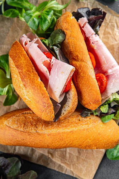 sándwich jamón tomate lechuga verde alimentación saludable cocina aperitivo comida comida bocadillo en la mesa