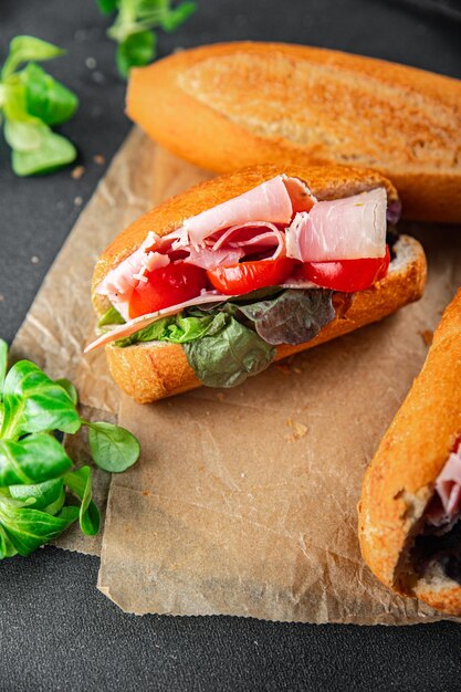 sándwich jamón tomate lechuga verde alimentación saludable cocina aperitivo comida comida bocadillo en la mesa