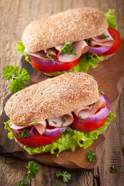 Sándwich de jamón tomate y lechuga