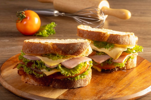 Sándwich de jamón y verduras en una mesa de madera