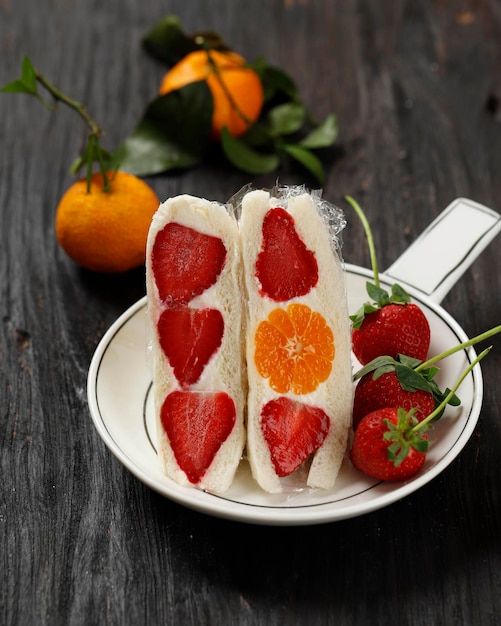 Sándwich Japonés de Frutas Furutsu Sando con Fresa y Naranja