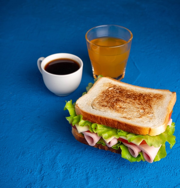 Sandwich, Kaffee und Saft. Frühstück.