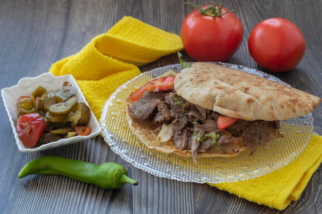 Sándwich de kebab doner turco en pan gordo