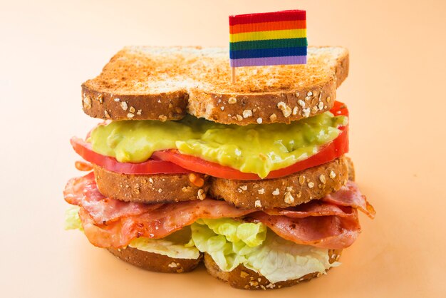 Sandwich LGBT-Salat, Guacamole, Speck und Tomate