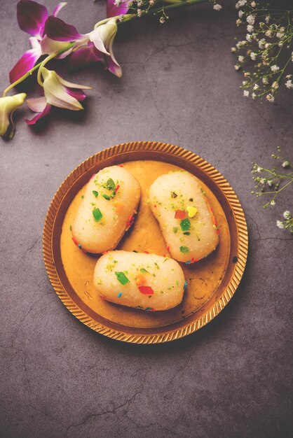 El sándwich Malai Chop o Cream hecho con relleno Rasgulla o Gulab jamun sweet es un dulce bengalí