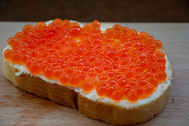 Sándwich con mantequilla y caviar rojo