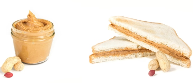 Foto sándwich de mantequilla de maní aislado en blanco