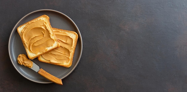 Sándwich de mantequilla de maní. Desayuno. Comida vegetariana. Cocina americana.