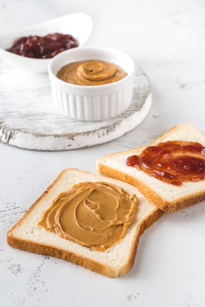 Un sándwich de mantequilla de maní y mermelada