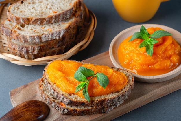 Sándwich con mermelada de calabaza sabrosa en mesa gris