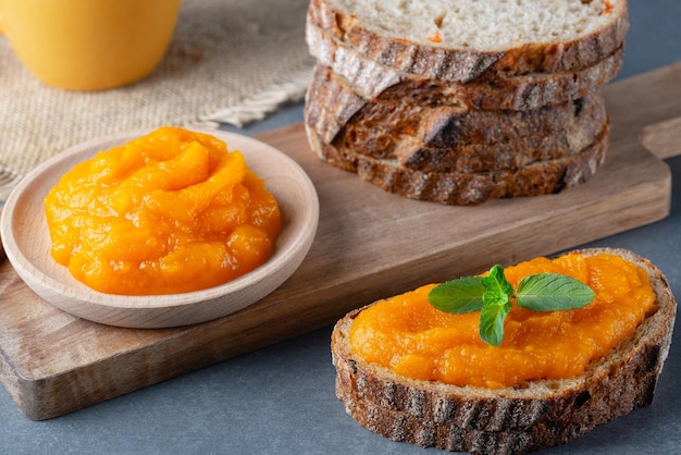 Sándwich con mermelada de calabaza sabrosa en mesa gris