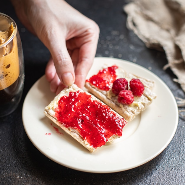 sándwich mermelada dulce y taza de café mermelada de bayas mantequilla pan integral orgánico de dieta crujiente