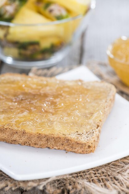 Sándwich de mermelada de piña para el desayuno