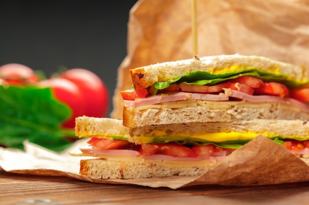 Sandwich en una mesa de madera