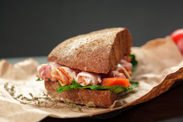 Sandwich en una mesa de madera