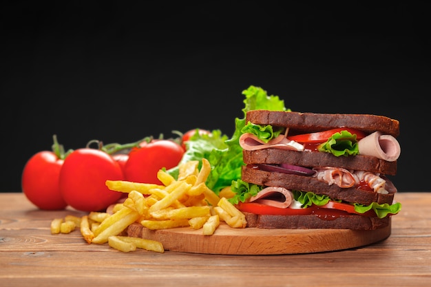 Sandwich en una mesa de madera