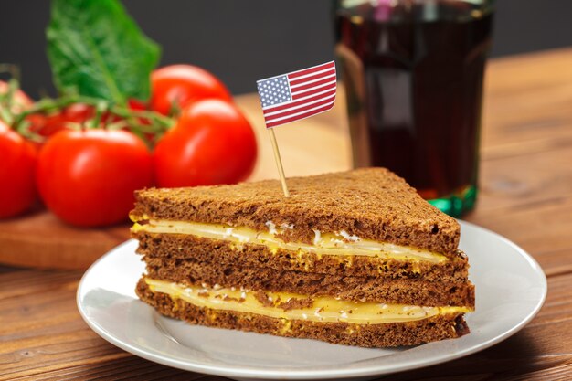 Sandwich en una mesa de madera