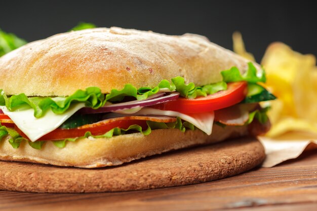 Sandwich en una mesa de madera