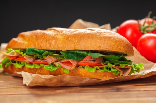 Sandwich en una mesa de madera