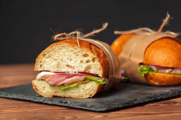 Foto sandwich en una mesa de madera